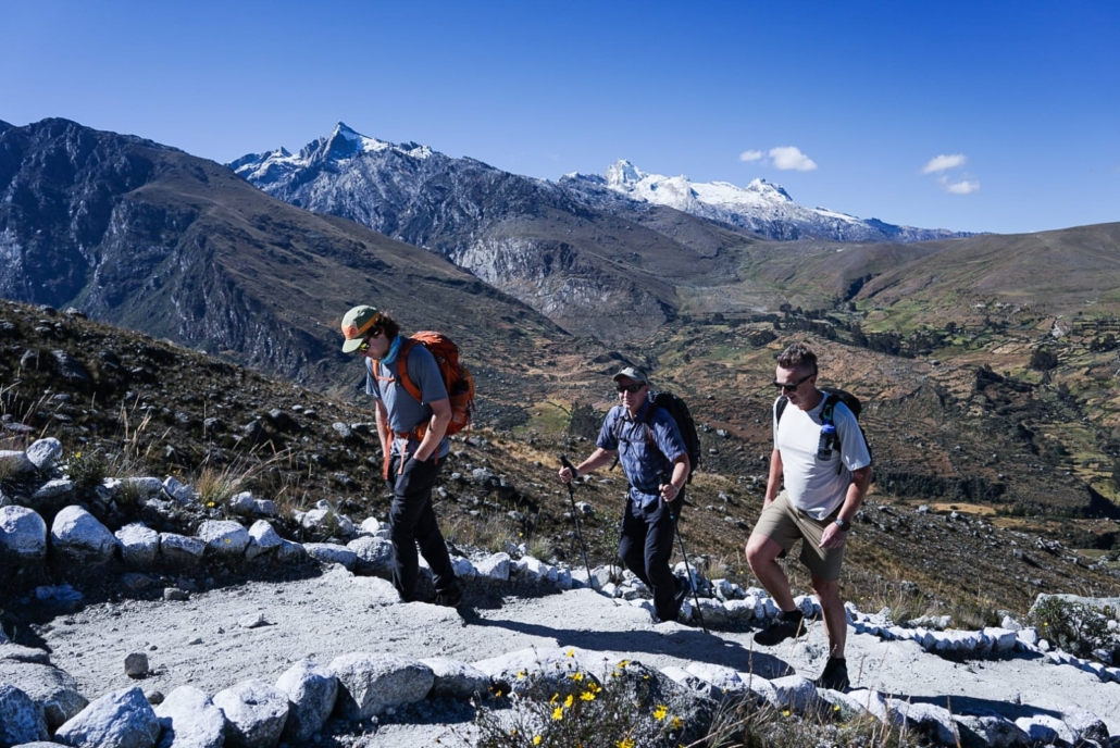 The team enjoying an acclimatization hike under sunny skies (photo by Estalin Suárez)